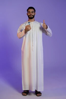 لمسة نظافة تمنح انتعاشًا وثقة, علامة التميز و الجودة, الحفاظ على الأناقة، العناية بالبشرة والاهتمام بالمظهر الخارجي، بورتريه لرجل عربي خليجي اماراتي يرتدي الكندورة الاماراتية يمسك شفرة حلاقة و يرفع اصبع الابهام باشارة اللايك, خلفية بنفسجية