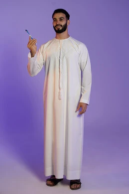 فرشاة أسنان زرقاء, عناية شخصية بهدف منع التسوس وإنعاش النفس, المحافظة على ابتسامة بيضاء، الاهتمام بالمظهر الخارجي, بورتريه لرجل عربي خليجي اماراتي يرتدي الكندورة الاماراتية، خلفية بنفسجية