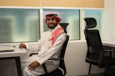 الأناقة و الرجولة و الاهتمام بالمظهر الخارجي، التخطيط و إدارة الشركة, مفهوم انجاز الاعمال، استخدام الأجهزة الحديثة والتقنيات المتطورة، مهن ووظائف مكتبية, رجل عربي خليجي سعودي يرتدي الثوب التقليدي و الشماغ و ينظر الى الكاميرا بايماءات السعادة و الثقة