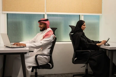 إدارة المهام اليومية بدقة, استخدام التكنولوجيا و التقنيات الحديثة, تطبيقات و برامج الأجهزة اللوحية، فريق عربي خليجي سعودي مكون من رجل يرتدي الثوب التقليدي و الشماغ و سيدة محجبة ترتدي العباءة السوداء