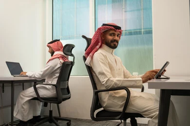 التشارك في إنجاز الاعمال, الخطط الاستراتيجية لتحقيق الأهداف، نمط الحياة في الشركات السعودية، رجلان عربيان خليجيان سعوديان يرتديان الثوب التقليدي و الشماغ يجلسون في المكتب و يقومان باستخدام الأجهزة المتطورة التشارك في إنجاز الاعمال, الخطط الاستراتيجية لتحقيق الأهداف، نمط الحياة في الشركات السعودية، رجلان عربيان خليجيان سعوديان يرتديان الثوب التقليدي و الشماغ يجلسون في المكتب و يقومان باستخدام الأجهزة المتطورة