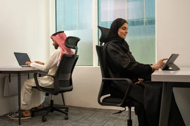 ايماءات التركيز و الجدية، استخدام التكنولوجيا و التقنيات الحديثة, تطبيقات وبرامج الأجهزة اللوحية، مفهوم إدارة المشاريع وانجاز المهام عن بعد، زملاء عمل عرب سعوديين خليجيين يقومون بالعمل في المكتب