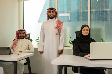 تعزيز الروح التشاركية، توزيع المهام المطلوبة لتطوير أهداف الشركة, نمط الحياة في الشركات السعودية، فريق عربي خليجي سعودي مكون من رجلين يرتديان الثوب التقليدي و الشماغ و سيدة محجبة ترتدي العباءة السوداء, انجاز المهام من خلال اللابتوب و التابلت, النظر الى الكاميرا بايماءات السعادة تعزيز الروح التشاركية، توزيع المهام المطلوبة لتطوير أهداف الشركة, نمط الحياة في الشركات السعودية، فريق عربي خليجي سعودي مكون من رجلين يرتديان الثوب التقليدي و الشماغ و سيدة محجبة ترتدي العباءة السوداء, انجاز المهام من خلال اللابتوب و التابلت, النظر الى الكاميرا بايماءات السعادة