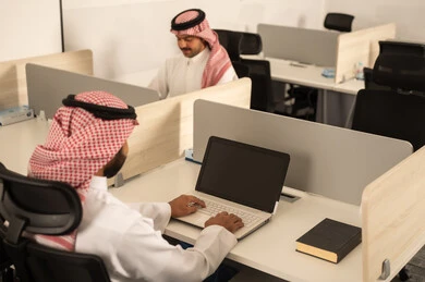 التركيز والعمل المتقن, أماكن مخصصة لكل موظف في الشركة، الحوارات والنقاشات ضمن الفريق,تطوير الاعمال والشركات, اجتماع عمل وانجاز المشاريع, مناقشة الخطط وشرح مهام الاعمال, زملاء عمل عرب سعوديين خليجيين يستخدمون الحاسوب المحمول