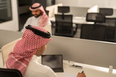 اجتماع عمل وانجاز المشاريع, أماكن مخصصة لكل موظف في الشركة، التركيز والعمل المتقن, الحوارات والنقاشات ضمن الفريق,تطوير الاعمال والشركات,مناقشة الخطط وشرح مهام الاعمال, زملاء عمل عرب سعوديين خليجيين يرتدون الزي التقليدي والشماغ يستخدمون الجهاز اللوحي اجتماع عمل وانجاز المشاريع, أماكن مخصصة لكل موظف في الشركة، التركيز والعمل المتقن, الحوارات والنقاشات ضمن الفريق,تطوير الاعمال والشركات,مناقشة الخطط وشرح مهام الاعمال, زملاء عمل عرب سعوديين خليجيين يرتدون الزي التقليدي والشماغ يستخدمون الجهاز اللوحي