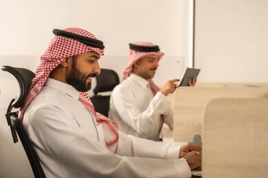 الحوارات والنقاشات ضمن الفريق, أماكن مخصصة لكل موظف في الشركة، التركيز والعمل المتقن, تطوير الاعمال والشركات, اجتماع عمل وانجاز المشاريع, مناقشة الخطط وشرح مهام الاعمال, زملاء عمل عرب سعوديين خليجيين يستخدمون الحاسوب المحمول