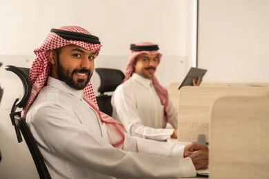أماكن مخصصة لكل موظف في الشركة، التركيز والعمل المتقن, الحوارات والنقاشات ضمن الفريق,تطوير الاعمال والشركات, اجتماع عمل وانجاز المشاريع, مناقشة الخطط وشرح مهام الاعمال, زملاء عمل عرب سعوديين خليجيين يستخدمون الحاسوب المحمول