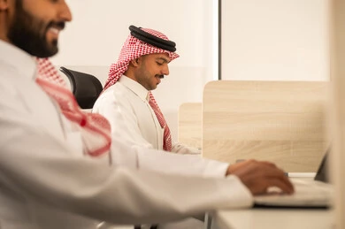 تطوير الاعمال والشركات, أماكن مخصصة لكل موظف في الشركة، التركيز والعمل المتقن, الحوارات والنقاشات ضمن الفريق,اجتماع عمل وانجاز المشاريع, مناقشة الخطط وشرح مهام الاعمال, زملاء عمل عرب سعوديين خليجيين يستخدمون الحاسوب المحمول