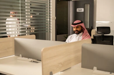 أماكن مخصصة لكل موظف في الشركة، التركيز والعمل المتقن,تطوير الاعمال والشركات, انجاز المشاريع بدقة , مناقشة الخطط وشرح مهام الاعمال, موظف عربي خليجي سعودي يرتدي الزي التقليدي والشماغ يستخدم الحاسوب المحمول أماكن مخصصة لكل موظف في الشركة، التركيز والعمل المتقن,تطوير الاعمال والشركات, انجاز المشاريع بدقة , مناقشة الخطط وشرح مهام الاعمال, موظف عربي خليجي سعودي يرتدي الزي التقليدي والشماغ يستخدم الحاسوب المحمول