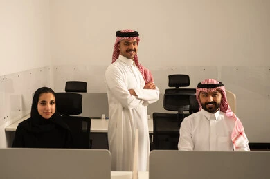 تطوير الاعمال والشركات, شرح واعطاء الخبرات بين الزملاء، التركيز والعمل المتقن, الحوارات والنقاشات ضمن الفريق,اجتماع عمل وانجاز المشاريع, مناقشة الخطط وشرح مهام الاعمال, زملاء عمل عرب سعوديين خليجيين يرتدون الزى التقليدي والشماغ يتبادلان الحديث