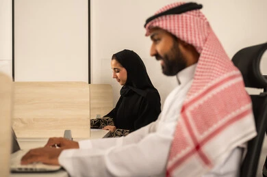 الحوارات والنقاشات ضمن الفريق, أماكن مخصصة لكل موظف في الشركة، التركيز والعمل المتقن, تطوير الاعمال والشركات, اجتماع عمل وانجاز المشاريع, مناقشة الخطط وشرح مهام الاعمال, زملاء عمل عرب سعوديين خليجيين يستخدمون الحاسوب المحمول