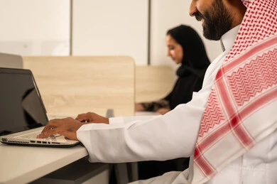 اجتماع عمل وانجاز المشاريع, أماكن مخصصة لكل موظف في الشركة، التركيز والعمل المتقن, الحوارات والنقاشات ضمن الفريق,تطوير الاعمال والشركات, مناقشة الخطط وشرح مهام الاعمال, زملاء عمل عرب سعوديين خليجيين يستخدمون الحاسوب المحمول