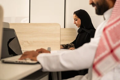 أماكن مخصصة لكل موظف في الشركة، التركيز والعمل المتقن, الحوارات والنقاشات ضمن الفريق,تطوير الاعمال والشركات, اجتماع عمل وانجاز المشاريع, مناقشة الخطط وشرح مهام الاعمال, زملاء عمل عرب سعوديين خليجيين يستخدمون الحاسوب المحمول أماكن مخصصة لكل موظف في الشركة، التركيز والعمل المتقن, الحوارات والنقاشات ضمن الفريق,تطوير الاعمال والشركات, اجتماع عمل وانجاز المشاريع, مناقشة الخطط وشرح مهام الاعمال, زملاء عمل عرب سعوديين خليجيين يستخدمون الحاسوب المحمول