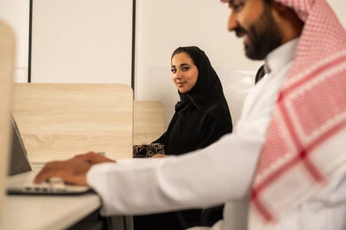 التركيز والعمل المتقن, أماكن مخصصة لكل موظف في الشركة،الحوارات والنقاشات ضمن الفريق,تطوير الاعمال والشركات, اجتماع عمل وانجاز المشاريع, مناقشة الخطط وشرح مهام الاعمال, زملاء عمل عرب سعوديين خليجيين يستخدمون الحاسوب المحمول