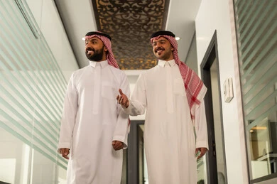 مناقشة خطط المشاريع ، مفهوم التحاور وتبادل الأراء في خطط إنجاز الأعمال، مهن ووظائف إدارية مكتبية، شرح مهام العمل ، الحوارات والنقاشات ضمن الفريق,تطوير الاعمال والشركات, موظفين عربيين خليجيين سعوديين يقفون بايماءات السعادة