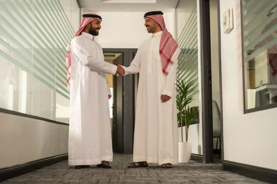 مهن ووظائف إدارية مكتبية، مفهوم التحاور وتبادل الأراء في خطط إنجاز الأعمال،مناقشة خطط المشاريع ،شرح مهام العمل ، الحوارات والنقاشات ضمن الفريق,تطوير الاعمال والشركات, موظفين عربيين خليجيين سعوديين يقفون بايماءات السعادة