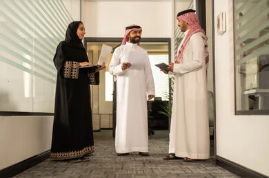 التركيز والعمل المتقن,استخدام جهاز التابلت والحاسوب المحمول لانجاز المهام،  الحوارات والنقاشات ضمن الفريق,تطوير الاعمال والشركات, موظفين عربيين خليجيين سعوديين يجلسون داخل المكتب، مناقشة خطط المشاريع ،شرح مهام الاعمال