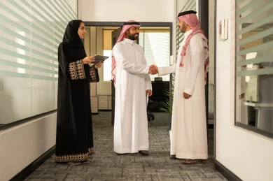 استخدام جهاز التابلت والحاسوب المحمول لانجاز المهام، التركيز والعمل المتقن, الحوارات والنقاشات ضمن الفريق,تطوير الاعمال والشركات, موظفين عربيين خليجيين سعوديين يجلسون داخل المكتب، مناقشة خطط المشاريع ،شرح مهام الاعمال