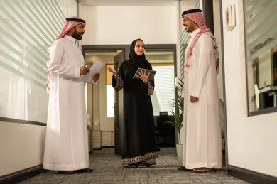 الحوارات والنقاشات ضمن الفريق, استخدام جهاز التابلت لانجاز المهام، التركيز والعمل المتقن,تطوير الاعمال والشركات, موظفين عربيين خليجيين سعوديين يجلسون داخل المكتب، مناقشة خطط المشاريع ،شرح مهام الاعمال