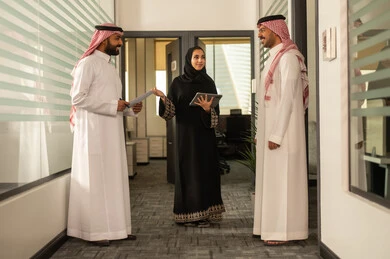 التركيز والعمل المتقن, استخدام جهاز التابلت لانجاز المهام، الحوارات والنقاشات ضمن الفريق,تطوير الاعمال والشركات, موظفين عربيين خليجيين سعوديين يجلسون داخل المكتب، مناقشة خطط المشاريع ،شرح مهام الاعمال