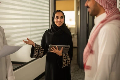 شرح مهام الاعمال ، استخدام جهاز التابلت لانجاز المهام، التركيز والعمل المتقن, الحوارات والنقاشات ضمن الفريق,تطوير الاعمال والشركات, موظفين عربيين خليجيين سعوديين يجلسون داخل المكتب، مناقشة خطط المشاريع