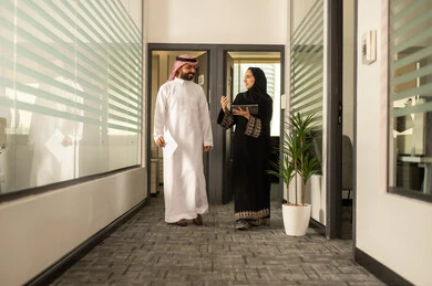 الحوارات والنقاشات ضمن الفريق, استخدام جهاز التابلت لانجاز المهام، التركيز والعمل المتقن, تطوير الاعمال والشركات, موظفين عربيين خليجيين سعوديين يجلسون داخل المكتب، مناقشة خطط المشاريع ،شرح مهام الاعمال