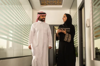 التركيز والعمل المتقن, استخدام جهاز التابلت لانجاز المهام، الحوارات والنقاشات ضمن الفريق,تطوير الاعمال والشركات, موظفين عربيين خليجيين سعوديين يجلسون داخل المكتب، مناقشة خطط المشاريع ،شرح مهام الاعمال