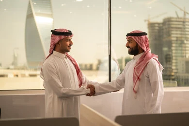 تطوير الاعمال والشركات, شرح واعطاء الخبرات بين الزملاء، التركيز والعمل المتقن, الحوارات والنقاشات ضمن الفريق, اجتماع عمل وانجاز المشاريع, مناقشة الخطط وشرح مهام الاعمال, زملاء عمل عرب سعوديين خليجيين يرتدون الزى التقليدي والشماغ يتبادلان الحديث