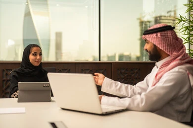 تطوير الاعمال والشركات, اجتماع عمل وانجاز المشاريع, التركيز والعمل المتقن, الحوارات والنقاشات ضمن الفريق, مناقشة الخطط وشرح مهام الاعمال, زملاء عمل عرب سعوديين خليجيين في اجتماع, موظفين سعوديين يقومون باستخدام الحاسوب المحمول وجهاز التابلت
