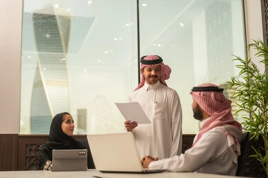 اجتماع عمل وانجاز المشاريع, تطوير الاعمال والشركات, التركيز والعمل المتقن, الحوارات والنقاشات ضمن الفريق, مناقشة الخطط وشرح مهام الاعمال, زملاء عمل عرب سعوديين خليجيين في اجتماع, موظفين سعوديين يقومون باستخدام الحاسوب المحمول وجهاز التابلت