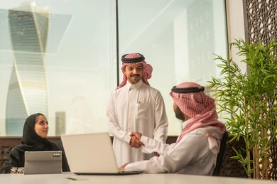 الحوارات والنقاشات ضمن الفريق, تطوير الاعمال والشركات, اجتماع عمل وانجاز المشاريع, التركيز والعمل المتقن, مناقشة الخطط وشرح مهام الاعمال, زملاء عمل عرب سعوديين خليجيين في اجتماع, موظفين سعوديين يقومون باستخدام الحاسوب المحمول وجهاز التابلت