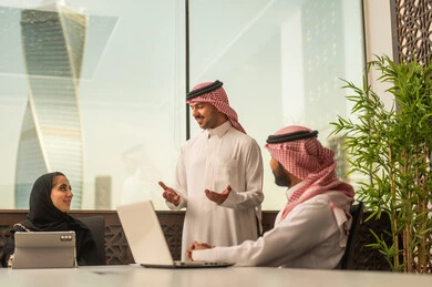 تطوير الاعمال والشركات, اجتماع عمل وانجاز المشاريع, التركيز والعمل المتقن, الحوارات والنقاشات ضمن الفريق, مناقشة الخطط وشرح مهام الاعمال, زملاء عمل عرب سعوديين خليجيين في اجتماع, موظفين سعوديين يقومون باستخدام الحاسوب المحمول وجهاز التابلت