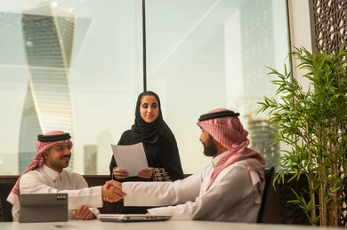 موظفين سعوديين يقومون باستخدام الحاسوب المحمول وجهاز التابلت، تطوير الاعمال والشركات, اجتماع عمل وانجاز المشاريع, التركيز والعمل المتقن, الحوارات والنقاشات ضمن الفريق, مناقشة الخطط وشرح مهام الاعمال, زملاء عمل عرب سعوديين خليجيين في اجتماع