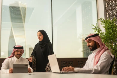 تطوير الاعمال والشركات, اجتماع عمل وانجاز المشاريع, التركيز والعمل المتقن, الحوارات والنقاشات ضمن الفريق, مناقشة الخطط وشرح مهام الاعمال, زملاء عمل عرب سعوديين خليجيين في اجتماع, موظفين سعوديين يقومون باستخدام الحاسوب المحمول وجهاز التابلت