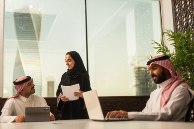 تطوير الاعمال والشركات, اجتماع عمل وانجاز المشاريع, التركيز والعمل المتقن, الحوارات والنقاشات ضمن الفريق, مناقشة الخطط وشرح مهام الاعمال, زملاء عمل عرب سعوديين خليجيين في اجتماع, موظفين سعوديين يقومون باستخدام الحاسوب المحمول وجهاز التابلت
