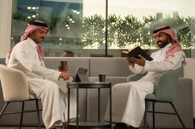الاستمتاع بقراءة الكتب، موظفين عربيين خليجيين سعوديين يجلسون داخل المكتب ، العمل في الشركات السعودية الراقية, العمل على الجهاز اللوحي ، مناقشة المشاريع ومتابعة إستراتيجية العمل