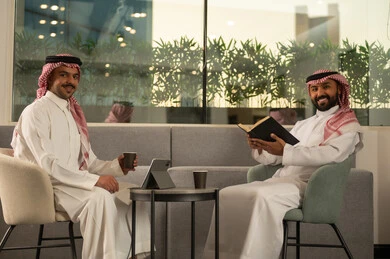 موظفين عربيين خليجيين سعوديين يجلسون داخل المكتب ، العمل في الشركات السعودية الراقية, العمل على الجهاز اللوحي ، مناقشة المشاريع ومتابعة إستراتيجية العمل، الاستمتاع بقراءة الكتب