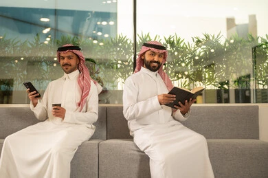 القراءه وحب المطالعه ، الاستمتاع بالمشروبات الساخنه ، موظفين عربيين خليجيين سعوديين يجلسون داخل المكتب ، العمل في الشركات السعودية الراقية, العمل على الهاتف المحمول ، مناقشة المشاريع ومتابعة إستراتيجية العمل