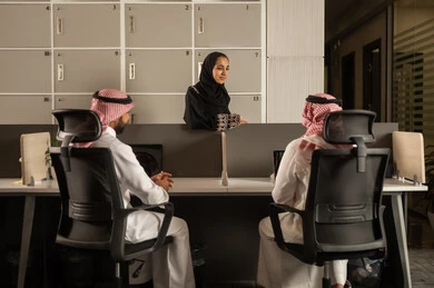 التركيز والعمل المتقن, أماكن مخصصة لكل موظف في الشركة، الحوارات والنقاشات ضمن الفريق,تطوير الاعمال والشركات, اجتماع عمل وانجاز المشاريع, مناقشة الخطط وشرح مهام الاعمال, زملاء عمل عرب سعوديين خليجيين يرتدون الزي التقليدي والشماغ يستخدمون الحاسوب المحمول التركيز والعمل المتقن, أماكن مخصصة لكل موظف في الشركة، الحوارات والنقاشات ضمن الفريق,تطوير الاعمال والشركات, اجتماع عمل وانجاز المشاريع, مناقشة الخطط وشرح مهام الاعمال, زملاء عمل عرب سعوديين خليجيين يرتدون الزي التقليدي والشماغ يستخدمون الحاسوب المحمول