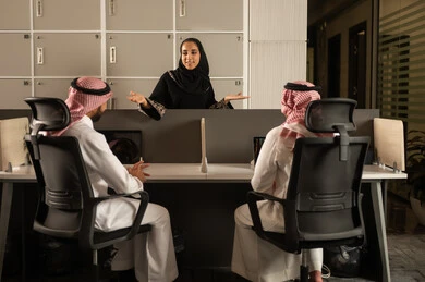 أماكن مخصصة لكل موظف في الشركة، التركيز والعمل المتقن, الحوارات والنقاشات ضمن الفريق,تطوير الاعمال والشركات, اجتماع عمل وانجاز المشاريع, مناقشة الخطط وشرح مهام الاعمال, زملاء عمل عرب سعوديين خليجيين يرتدون الزي التقليدي والشماغ يستخدمون الحاسوب المحمول أماكن مخصصة لكل موظف في الشركة، التركيز والعمل المتقن, الحوارات والنقاشات ضمن الفريق,تطوير الاعمال والشركات, اجتماع عمل وانجاز المشاريع, مناقشة الخطط وشرح مهام الاعمال, زملاء عمل عرب سعوديين خليجيين يرتدون الزي التقليدي والشماغ يستخدمون الحاسوب المحمول