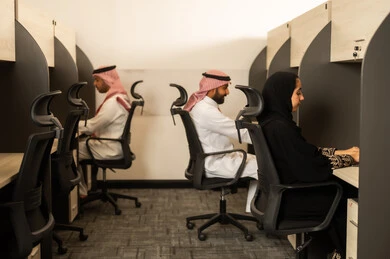أماكن مخصصة لكل موظف في الشركة، التركيز والعمل المتقن, الحوارات والنقاشات ضمن الفريق,تطوير الاعمال والشركات, اجتماع عمل وانجاز المشاريع, مناقشة الخطط وشرح مهام الاعمال, زملاء عمل عرب سعوديين خليجيين يستخدمون الحاسوب المحمول