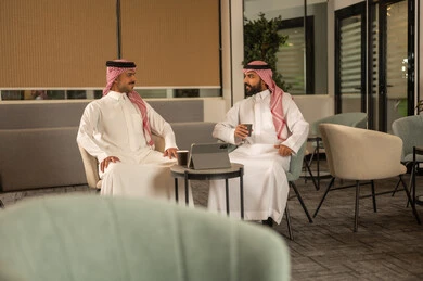 مناقشة المشاريع ومتابعة إستراتيجية العمل، الاستمتاع بقراءة الكتب، موظفين عربيين خليجيين سعوديين يجلسون داخل المكتب ، العمل في الشركات السعودية الراقية, العمل على الجهاز اللوحي