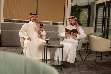 الاستمتاع بقراءة الكتب، استخدام الهاتف المحمول ،موظفين عربيين خليجيين سعوديين يجلسون داخل المكتب ، العمل في الشركات السعودية الراقية, العمل على الجهاز اللوحي ، مناقشة المشاريع ومتابعة إستراتيجية العمل