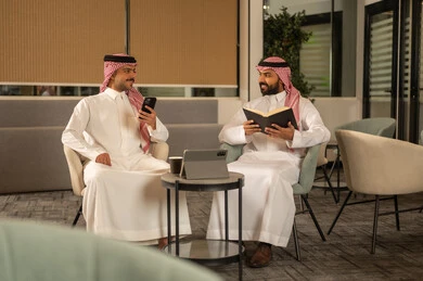 استخدام الهاتف المحمول ، الاستمتاع بقراءة الكتب، موظفين عربيين خليجيين سعوديين يجلسون داخل المكتب ، العمل في الشركات السعودية الراقية, العمل على الجهاز اللوحي ، مناقشة المشاريع ومتابعة إستراتيجية العمل
