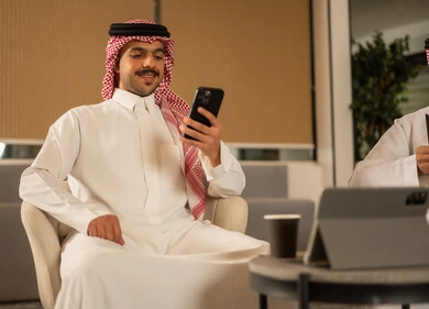 التركيز والعمل المتقن, أماكن مخصصة لكل موظف في الشركة، الحوارات والنقاشات ضمن الفريق,تطوير الاعمال والشركات, اجتماع عمل وانجاز المشاريع, مناقشة الخطط وشرح مهام الاعمال, زملاء عمل عرب سعوديين خليجيين يستخدمون الحاسوب المحمول