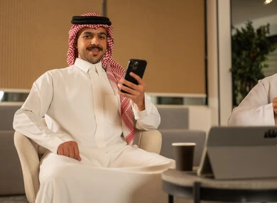 أماكن مخصصة لكل موظف في الشركة، التركيز والعمل المتقن, الحوارات والنقاشات ضمن الفريق,تطوير الاعمال والشركات, اجتماع عمل وانجاز المشاريع, مناقشة الخطط وشرح مهام الاعمال, زملاء عمل عرب سعوديين خليجيين يستخدمون الحاسوب المحمول