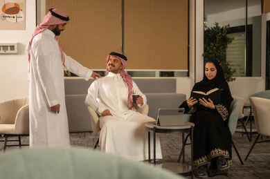مناقشة المشاريع ومتابعة إستراتيجية العمل ، الاستمتاع بقراءة الكتب، موظفين عربيين خليجيين سعوديين يجلسون داخل المكتب ، العمل في الشركات السعودية الراقية, العمل على الجهاز اللوحي