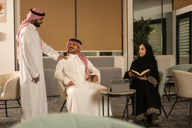 العمل في الشركات السعودية الراقية,  الاستمتاع بقراءة الكتب، موظفين عربيين خليجيين سعوديين يجلسون داخل المكتب ،العمل على الجهاز اللوحي ، مناقشة المشاريع ومتابعة إستراتيجية العمل