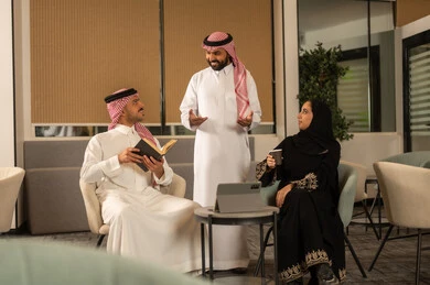 الاستمتاع بقراءة الكتب، موظفين عربيين خليجيين سعوديين يجلسون داخل المكتب ، العمل في الشركات السعودية الراقية, العمل على الجهاز اللوحي ، مناقشة المشاريع ومتابعة إستراتيجية العمل