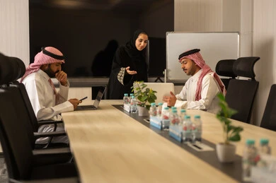 موظفين سعوديين يستخدمون جهاز الحاسوب المحمول ، شرح المهام المطلوبة بسعادة , زملاء عمل عرب سعوديين خليجيين في اجتماع لدراسة المشروع والاهداف بدقة ، التعاون والتفاهم بين الفريق, تبادل الخبرات والاتفاقيات الناجحة,تنظيم وادارة اهداف العمل, بيئة العمل المريحة